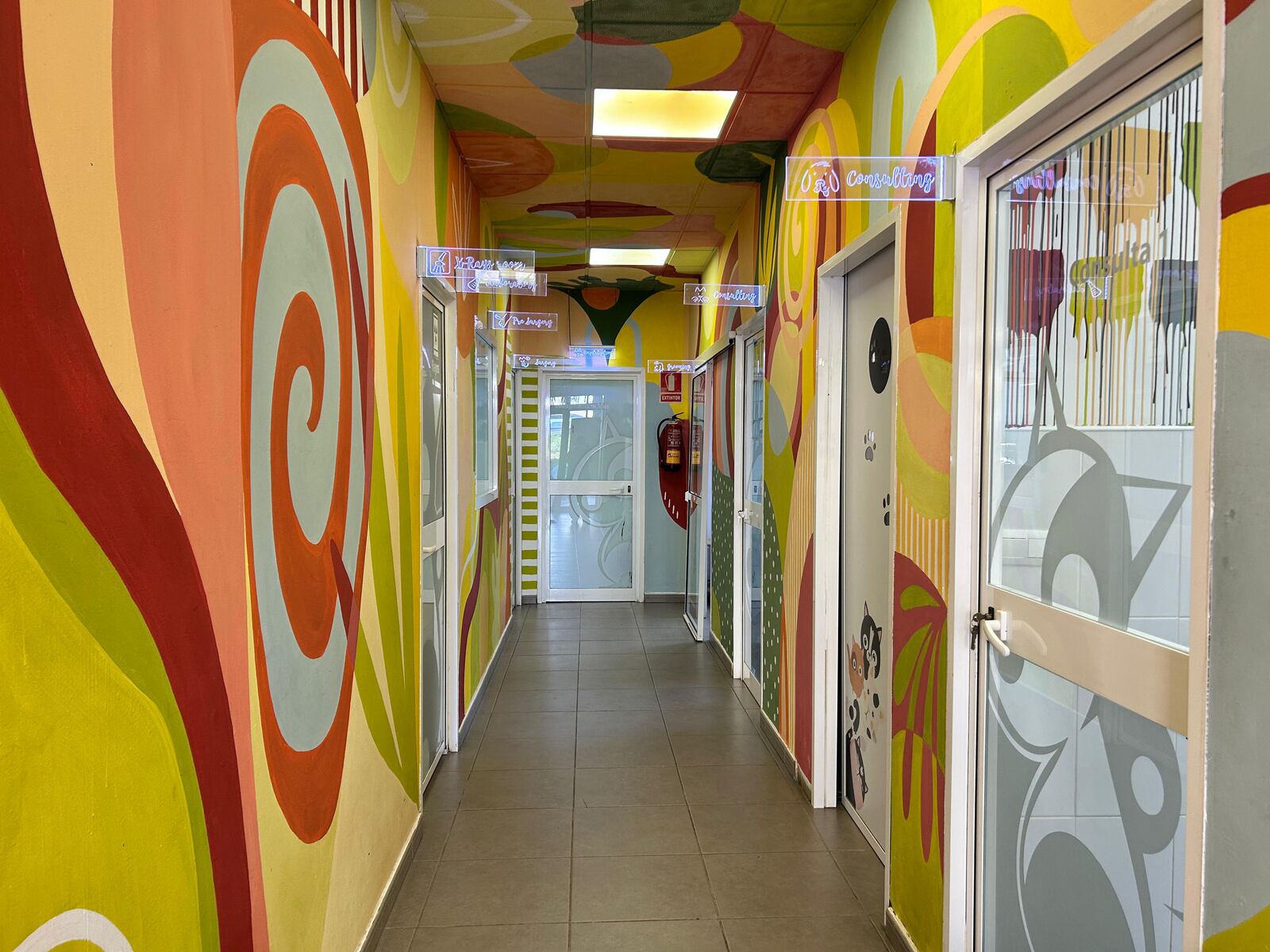 Fachada de la Clínica Veterinaria VetSur en Torremolinos